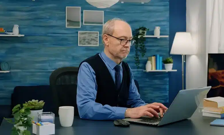 وکیل مجرب و متخصص پیرمرد وکیل پشت رایانه وکیل اینترنتی متخصص در جرایم رایانه ای